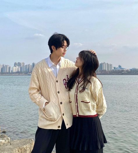 Couple Matching Outfits, Tall Boy, Couple Poses Reference, Snap Friends, Bff Photoshoot Poses, Bff Photoshoot, Girl Couple, Couple Picture Poses, Cute Asian Guys