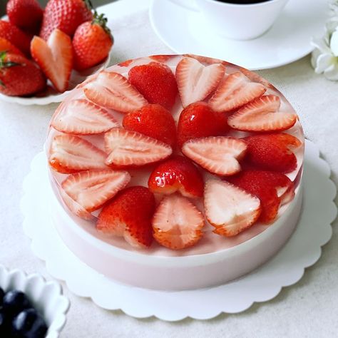 Made this for my friend on her birthday and she absolutely love it! This strawberry jelly cake is so delicious you have to try it! It is made with agar-agar, coconut, white chocolate and strawberries Strawberry Jelly Cake, Jelly Fruit Cake, Agar Jelly Cake, Agar Agar Jelly, Jelly Fruit, Agar Jelly, Strawberry Jelly, Mothers Day Cake, Jelly Cake