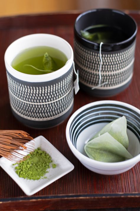 Matcha or Sencha: Tea Bags vs Powder - eyes and hour Sencha Tea, Green Tea Bags, Green Tea Cups, Matcha Smoothie, Matcha Drink, Green Tea Benefits, Japanese Tea Ceremony, Tea Powder, Oolong Tea