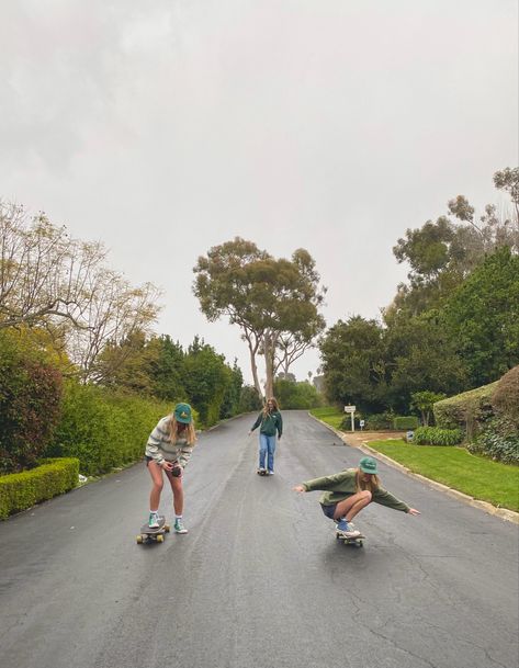 Scate Bords Aesthetic, Aesthetic Skateboard Photos, Long Board Aesthetic, Longboarding Aesthetic, Surfskate Aesthetic, Summer Skateboarding, Longboard Aesthetic, Nyc Autumn, Skateboarding Aesthetic