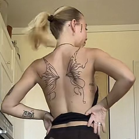 Big Fairy Wings Tattoo, Wing Tattoo Back Woman, Alt Back Tattoo, Back Wings Tattoos Women, Wing Back Tattoo Women, Wings Back Tattoo Women, Butterfly Wing Back Tattoo, Fairy Wings Tattoo On Back Women, Tattoo Neck Woman