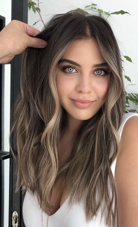 Brown Hair Fall Color, Red Highlights On Brown Hair, Blonde And Red Highlights, Brown Hair Fall, Highlights On Brown Hair, Brown Hair Inspo, Brunette Hair With Highlights, Brunette Balayage Hair, Red Highlights