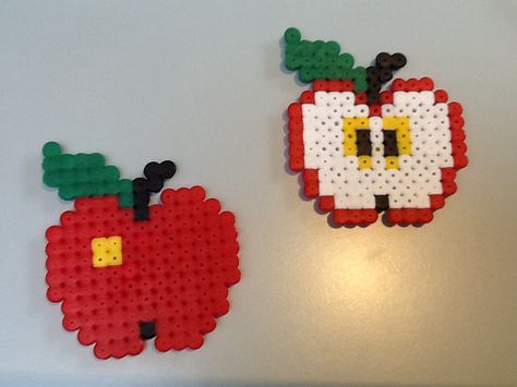 Apple Perler Bead Patterns, Apple Perler Beads, Perler Bead Food, Food Perler Beads, Apple Pixel Art, Perler Food, Melt Beads Patterns, Hamma Beads Ideas, Easy Perler Bead Patterns