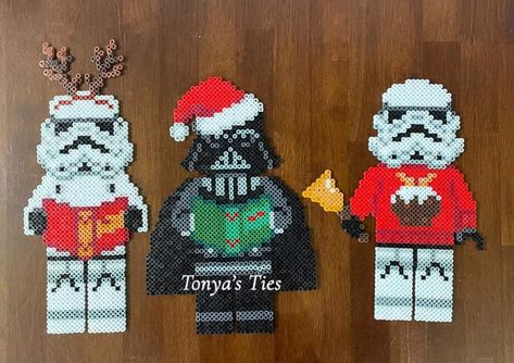 Snoopy Dog House, Christmas Perler Beads, Hamma Beads Ideas, Pony Bead Crafts, Pearl Beads Pattern, Easy Perler Beads Ideas, Perler Crafts, Kandi Patterns, Star Wars Christmas