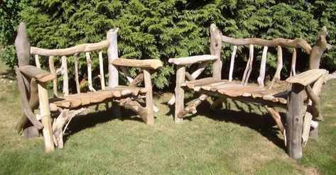 Sehen diese Bänke nicht Hammer aus? Diy Furniture Appliques, Twig Furniture, Driftwood Furniture, Driftwood Projects, Furniture Appliques, Wood Appliques, Log Furniture, Driftwood Crafts, Diy Holz