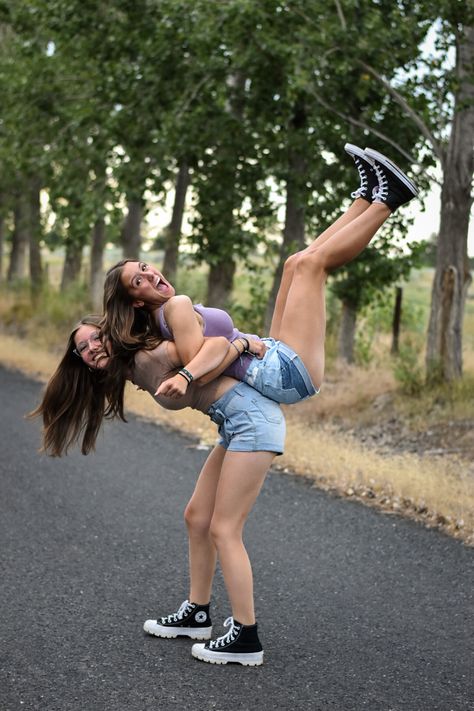 Inspo for a friend photoshoot Best Friends Photoshoot Poses, Poses For Best Friends Bff Pics, Fun Duo Poses, Best Friend Photoshoot Funny, Friendship Poses, Linked Arms, Fall Sleepover, Best Friend Session, Bff Ideas