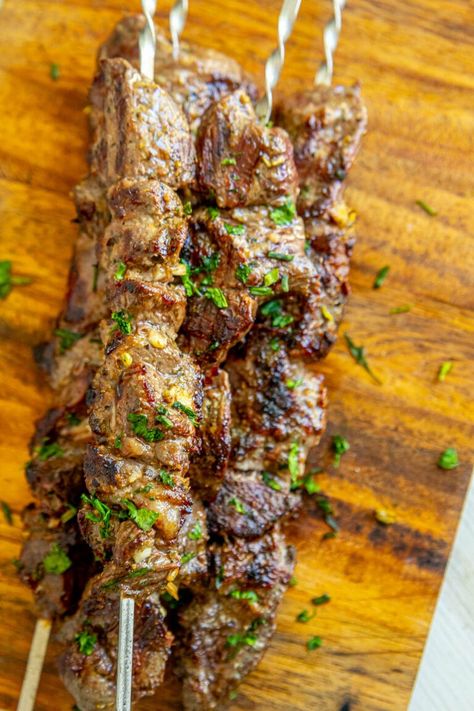 Lamb Souvlaki Recipe, Souvlaki Skewers, Lamb Souvlaki, Kebab Recipes Beef, Souvlaki Marinade, Fried Mushroom Recipes, Lamb Marinade, Lamb Kabobs, Souvlaki Recipe