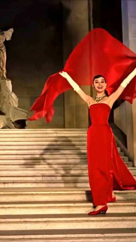 Oscars Audrey Hepburn, Audrey Hepburn Red Dress, Opera Outfit, Funny Face 1957, Audrey Hepburn Funny Face, Audrey Hepburn Pictures, Audrey Hepburn Dress, Royalty Core, Old Hollywood Actresses