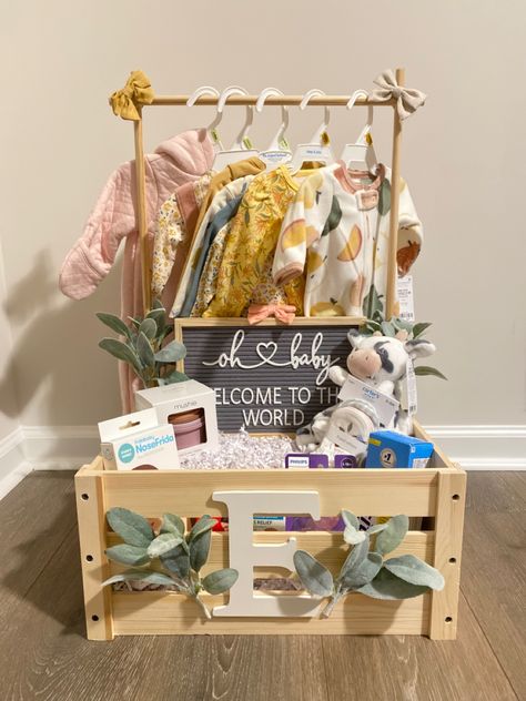 Gift Basket Ideas For Pregnant Friend, Fall Baby Shower Basket, Newborn Gift Basket Ideas, Diy Baby Girl Gifts, Newborn Gifts Ideas, Best Friend Baby Shower Gift, Diaper Bag Gift Basket, Regalos Para Baby Shower Ideas, Newborn Gift Diy