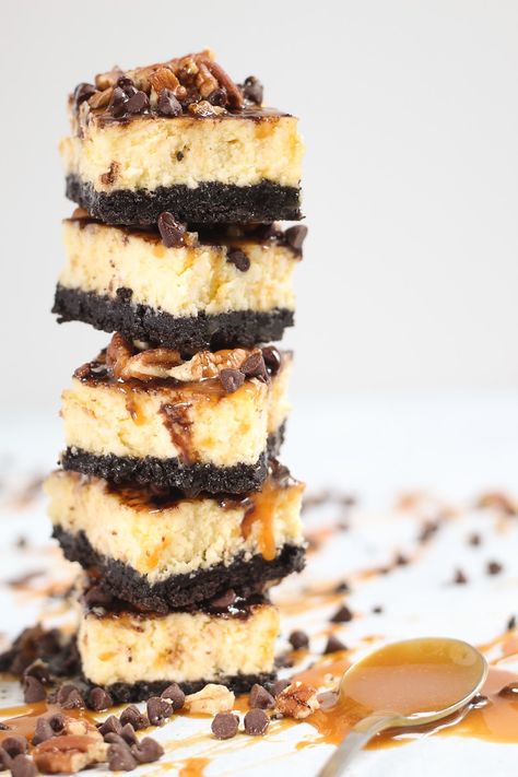 Quick & Easy Turtle Cheesecake Bars | 12 ingredients, less than an hour and they're baked in a 9x13 pan. These turtle cheesecake bars are the easiest and most delicious simple dessert you'll ever eat! Turtle Cheesecake Bars, Turtle Cheesecake Recipes, Turtle Cheesecake, Cheesecake Bar Recipes, Simple Dessert, Cheesecake Bars, Savoury Cake, Mini Chocolate Chips, Cheesecake Recipes