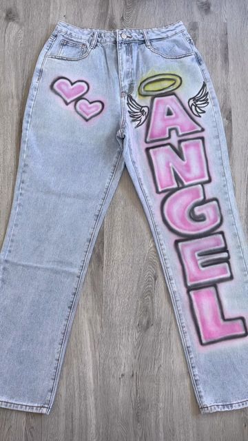 Airbrush Pants, Airbrush Jeans, Creative Jeans, Senior Painted Jeans, Airbrush Ideas, Painted Pants, Custom Jeans Diy, Jean Ideas, Airbrush Shirts