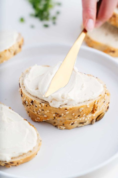 This 5-ingredient vegan cream cheese is finally a recipe worth making. It comes together in 5 minutes! All you need is nutritional yeast, refined coconut oil, silken tofu, salt, and vinegar. That's it. Throw it all in a blender and voila! It's time you conquer vegan cheese. Start with this creamy, tangy, and spreadable cream cheese. Toast Snacks, Vegan Cream Cheese Recipe, Tofu Cream, Tofu Cream Cheese, Dairy Free Cream Cheese, Vegan Cheese Recipes, Refined Coconut Oil, Vegan Cream, Vegan Dip