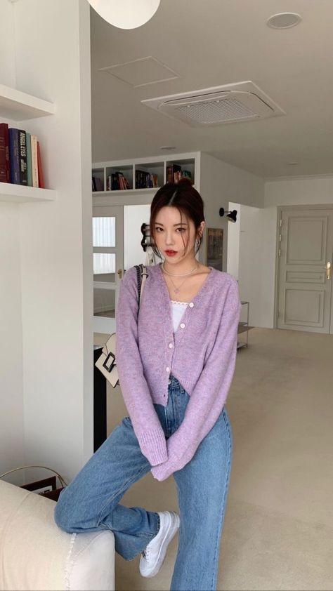 Modest Girly Outfits Classy, School Outfits Streetwear, City Girl Outfits, Outfits Sweater Vest, Sweater Vest Outfits, Easy Pose Ideas, History Mysteries, Outfit Ideas Easy, Spring Korean Fashion