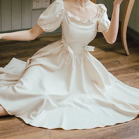 🇰 🇮 🇦 🇳  ❤︎❤︎❤︎❤︎🇸 🇭 🇴 🇵 (@kian____shop) • Instagram photos and videos Juliet Dress, 40s Dress, Sax Dress, Bow Decor, Vintage 40s, Most Beautiful Dresses, Victoria Dress, Fairy Dress, Retro Dress