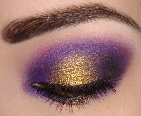 purple and gold eye shadow Lila Make-up, Make Up Gold, Gold Eyeliner, Gold Eyeshadow, Beauty Make-up, Purple Eyeshadow, Maquillage Halloween, Gold Eyes, Purple Eyes