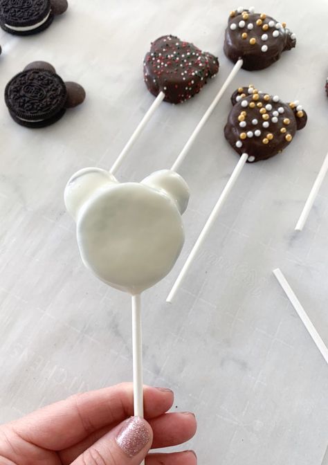 Mickey Mouse Chocolate Covered OREO Pops - Disney Hungry Munch Chocolate, Mickey Mouse Dipped Pretzels, Mickey Mouse Oreos, Minnie Mouse Oreo Pops, Mickey Oreo Pops, Chocolate Covered Oreo Pops, Oreo Mickey Mouse, Disney Dessert Recipes, Chocolate Packing