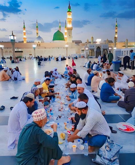 Iftar In Madina, Macca Madina, Masjid Nabvi, Ramzan Mubarak Image, Madina Sharif Beautiful Pic, Dates Recipes, Ramadan Special Recipes, Islamic City, Ramadan Photos