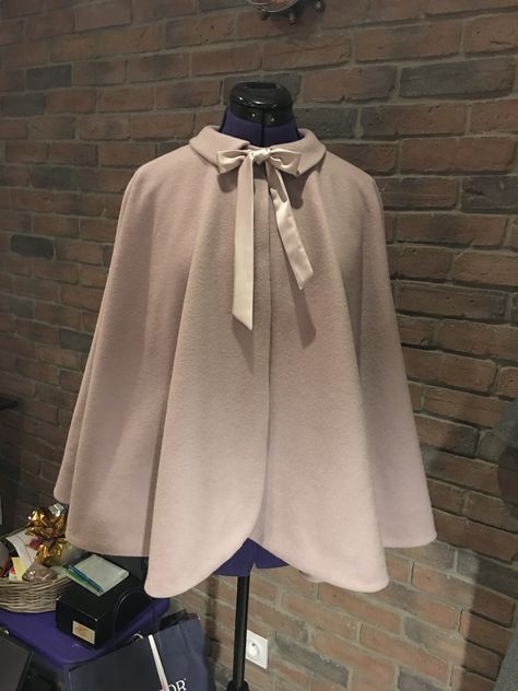 Steffany Loaiza, Princesscore Fashion, Formal Cape, Simple Shirt Design, Medieval Outfit, Pink Cape, Cape Fashion, Sewing Wedding Dress, Blouse Casual Fashion