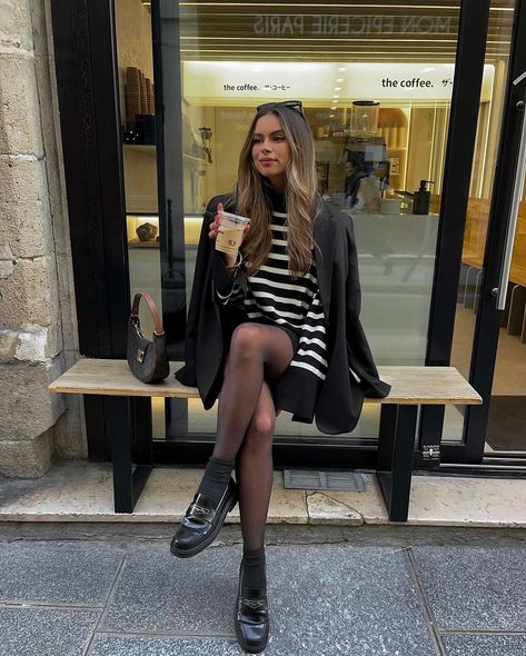 Photo by JODIE LA PETITE FRENCHIE on November 07, 2023. May be an image of 1 person, boots, overcoat, miniskirt and text. Frenchie Outfits, Paris Sunglasses, Winter Fits, Autumn Outfit, Winter Fashion, Autumn Fashion, Mini Skirts, Stripes, Street Style