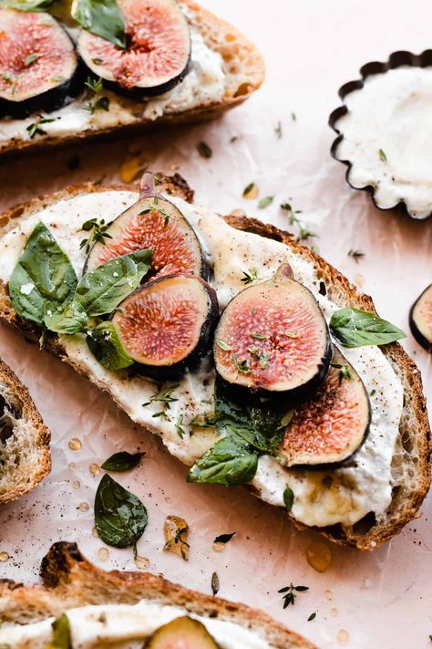 whipped ricotta toast with figs and honey - Blue Bowl Holiday Sleepover, Fig Toast, Whipped Ricotta Toast, Figs Breakfast, Bread Toppings, Ricotta Toast, Whipped Ricotta, Ricotta Recipes, Sliced Pears