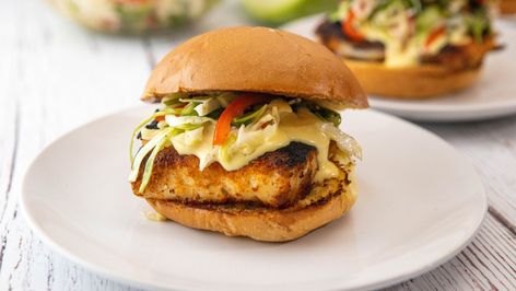 Best Cod Recipes, Fish Sandwich Recipes, Lemon Garlic Aioli, Fish Sandwiches, Homemade Slaw, Blackened Fish, Hard Rolls, Spicy Corn, Fish Sandwich