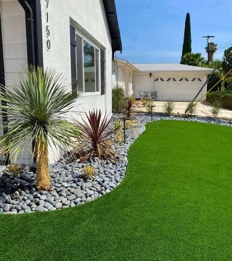 Top 11 Southern California Front Yard Landscaping Ideas 8 California Front Yard Landscaping, Southern California Front Yard, California Front Yard, California Front Yard Landscaping Ideas, Pondless Water Features, Waterwise Garden, Drought Tolerant Landscape, Desert Environment, Front Yard Design