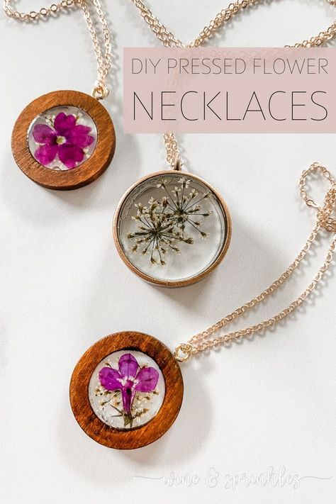 Resin Necklaces Diy, How To Make Resin Jewelry Dried Flowers, Pressed Flower Necklace Diy, Pressed Flower Earrings Diy, Dried Flower Jewelry Diy, Natural Crafts For Adults, Resin Flower Earrings Diy, Resin Necklace Diy, Dried Flower Resin Jewelry