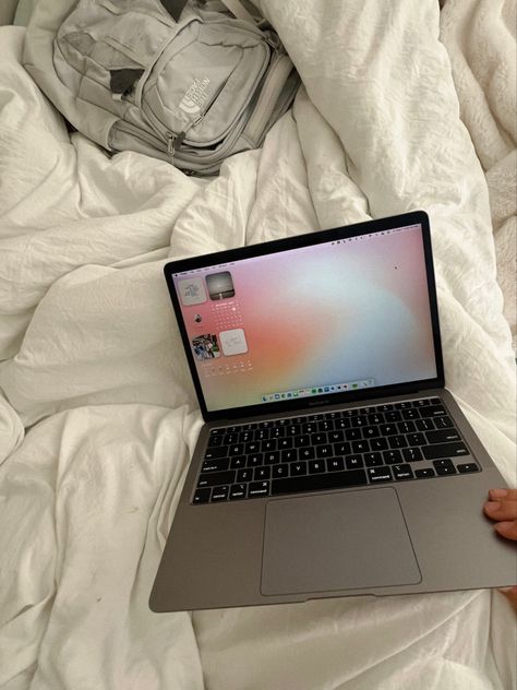 Desktop Wallpaper Macbook Aesthetic, College Room Aesthetic, Widget Ideas Aesthetic, Wallpaper Macbook Aesthetic, Digital Widgets, Macbook Widgets, College Life Aesthetic, College Girl Aesthetic, Aesthetic College Dorm