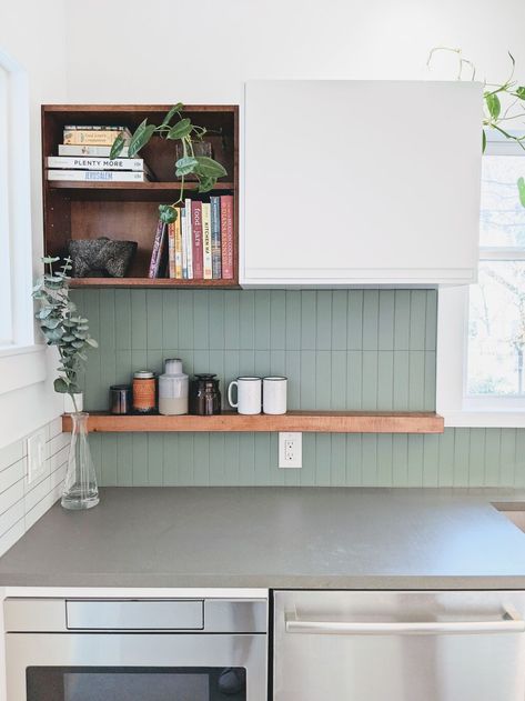 Green Kitchen Splashback Tiles, Green Kitchen Backsplash, Daisy Kitchen, Contemporary Kitchen Backsplash, Green Backsplash, Room Accent Wall, Kitchen Backsplash Ideas, Kitchen Finishes, Fireclay Tile