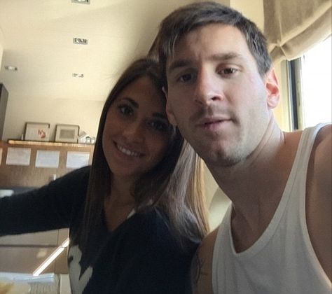 Messi And Antonella, Messi Y Antonella, Lionel Messi Wife, Messy Girl Aesthetic, Messy Wallpaper, Messi And Wife, Antonella Messi, Messi Art, Sports Drawing