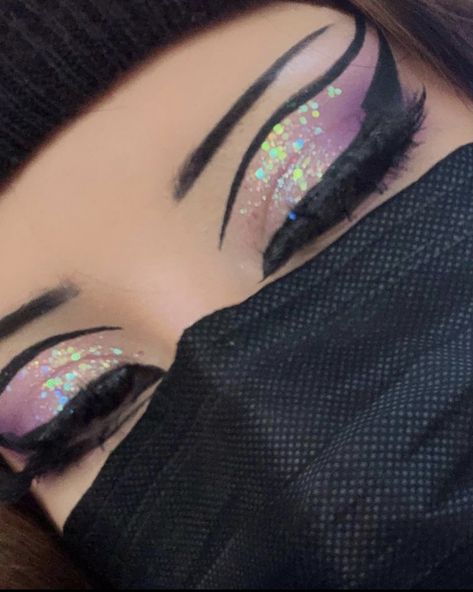 Goth Pink Eyeshadow, Pastel Goth Makeup Ideas, Goth Pink Makeup Looks, Grunge Rave Makeup, Sparkly Goth Makeup, Glitter Goth Makeup, Goth Rave Makeup, Purple Alt Makeup, Purple And Black Eyeshadow