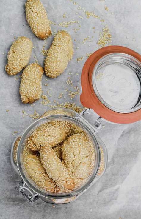 Sicilian Sesame Seed Cookies -Biscotti Regina are an easy to make, crunchy and lightly nutty Sicilian cookie. These delicious cookies are not too sweet and are covered in toasted sesame seeds. A perfect cookie to add to your Christmas cookie tray! Great for breakfast or for an afternoon coffee break. #sicily #reginelle #siciliansesamecookies #biscottireginelle #giugiulena #sesameseeds #cookierecipe #christmascookie #baking #sicilianrecipe #savoringitaly #baking #vegan #vegancookierecipe Italian Sesame Cookies, Sicilian Cookies Recipes, Sesame Cookies Italian, Honey Sesame Seed Cookies, Sesame Cookies Chinese, Sicilian Cookies Holidays, Italian Sesame Seed Cookies, Cucciddati Recipe (sicilian Fig Cookies), Seed Cookies