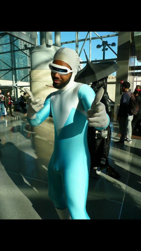 Fro Zone Costume, Black Male Cosplay, Black Cosplay Ideas, Frozone Costume, Best Disney Costumes, Black Cosplayers, Gay Outfits, Cosplay Disney, Comic Con Costumes