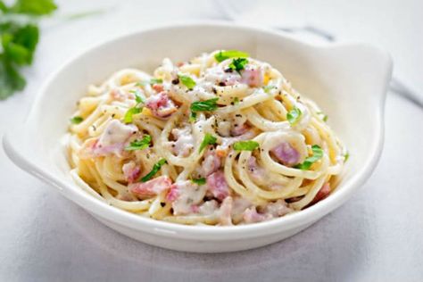 IStock/ piyato Tres sencillas recetas para preparar pasta con pollo.   ¿Te gustaría saber cómo hacer espagueti blanco con crema y jamón? Aprende a prepararlo con alguna de estas 15 recetas deliciosas. (Da clic en cada título para conocer las recetas e ingredientes completos).   1- Cremoso espagueti blanco con crema y jamón Aprende a preparar un delicioso espagueti blanco con crema y jamón con esta sencilla receta.   2- Cremoso espagueti blanco, ¡solo 5 ingredientes! Prepara la receta de espaguet Spaghetti Carbonara With Bacon, Carbonara Recipe Creamy, Types Of Pasta Sauce, Turkey Bacon Recipes, Easy Carbonara Recipe, Bacon Pasta Recipes, Bacon Carbonara, Pasta With Bacon, Spaghetti Carbonara Recipe