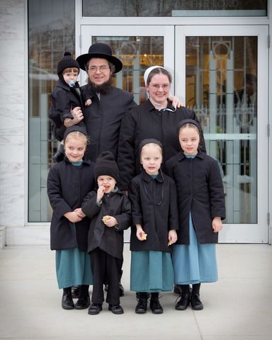 Amish Women Clothes, Amish Hacks, Mennonite Lifestyle, Amish Dress, Amish Clothing, Amish Lifestyle, Amish Living, Amish Men, Young Henrys