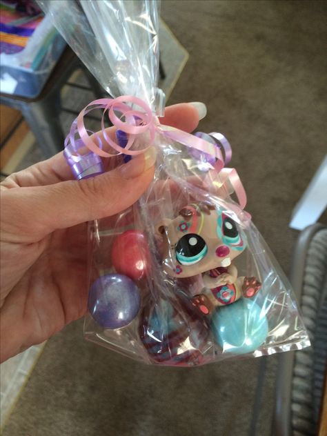 Simple Littlest Pet Shop party favor. Large Gum Balls, Gourmet Sucker, and one LPS Figure. Lps Birthday Party Ideas, Littlest Pet Shop Party, Littlest Pet Shop Birthday Party, Pet Shop Birthday Party, Lps Popular, Lps Toys, 17th Birthday, Birthday Board, Slumber Parties