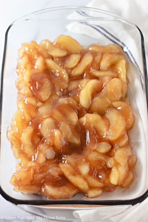 Fried Apples Dump Cake, Apple Cheesecake Dump Cake, Caramel Apple Dump Cake With Pie Filling, Pineapple Dump Cake, Apple Dump Cake, Caramel Apple Dump Cake, Cake Apple, Apple Desserts Easy, Homemade Apple Pie Filling