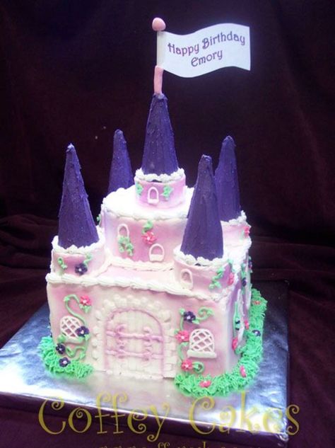 Small Castle Cake This is 2 8" square layers with a 6" round on top and 5 cupcakes. Square Layers, Cinderella Birthday Cake, Castle Cakes, Small Castle, Princess Castle Cake, Christmas Themed Cake, Kids Castle, Disney Princess Cake, Princess Birthday Cake