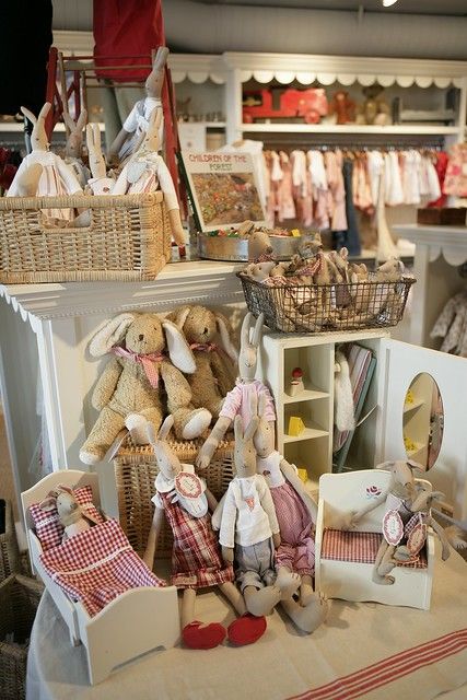 Display Stuffed Animals, Doll Display Ideas, Toy Shop Display, Stuffed Animal Displays, Baby Store Display, Stuffed Animal Ideas, Make A Stuffed Animal, Maileg Bunny, Toy Furniture