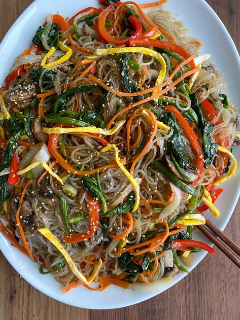 Japchae: Korean Stir Fried Noodles! Here is a faster spin on one of my favorite Korean dishes. My method is a little different but you still end up with some delicious Japchae! I hope you give this recipe a try! Japchae Recipe, Stir Fry Noodles Recipe, Korean Stir Fry, Stir Fried Noodles, Food Calories List, Best Korean Food, Stir Fry Noodles, Bulgogi Beef, Fried Noodles