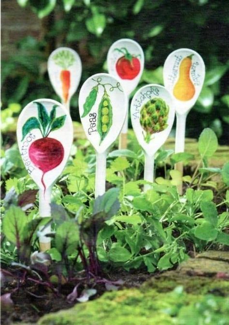 Garden Labels Diy, Plant Name Tags, Garden Markers Diy, Vegetable Garden Markers, Gardening Club, Bee Friendly Garden, Childrens Gardening, Garden Labels, Vegetable Garden Diy