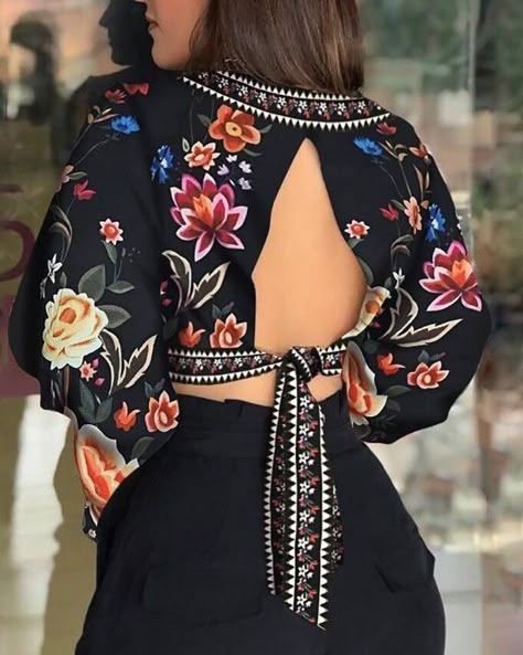 Print Blouse Design, Casual Blouse Women, Short Blouse, Navratri Dress, Latest Blouse Designs Pattern, Lehenga Designs Simple, New Saree Blouse Designs, Fashionable Saree Blouse Designs, Elegant Blouse Designs