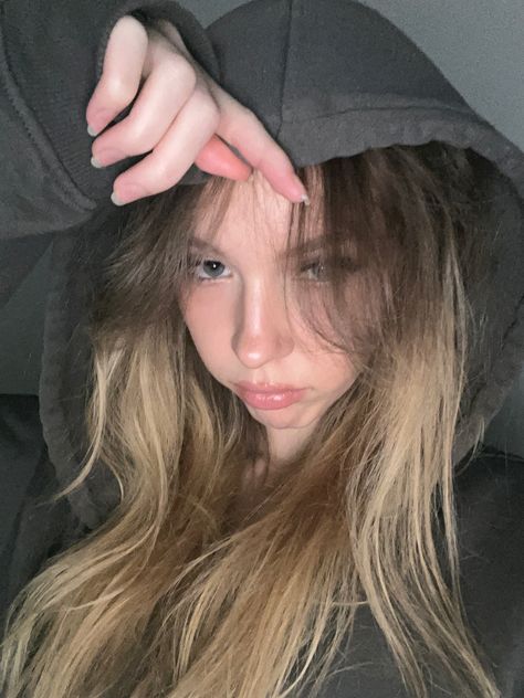 blonde haired girl in a hoodie selfie idea curtain bangs soft make up long eyelashes pouty aesthetic photo inspo pfp Pouty Aesthetic, Pretty Girl Pfp Blonde Hair, Hoodie Selfie Ideas, Girl Pfp Blonde, Blonde Hair No Face, Girl Curtain Bangs, Pfp For Discord Girl, Pfp Blonde Hair, Katherine Aesthetic