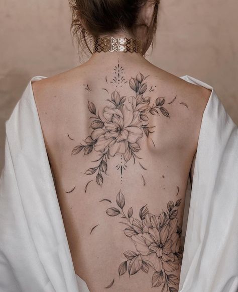 Flowery Back Tattoos, Medium Sized Tattoos For Women, Back Floral Tattoo, Floral Spine Tattoo, Feminine Back Tattoos, Floral Back Tattoos, Tato Minimal, Flores Tattoo, Tato Jari