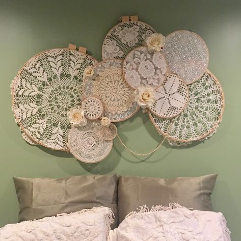 Shabby Chic Embroidery, Large Embroidery Hoop, Doily Art, Crochet Wall Art, Shabby Chic Art, Doilies Crafts, Embroidery Hoop Crafts, Shabby Chic Easter, Embroidery Hoop Wall