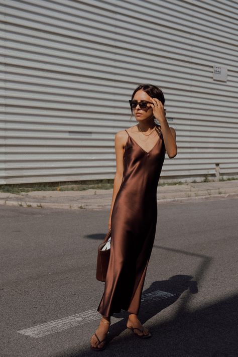 Silk Dresses Outfit, Soft Feminine Outfits, Slip Dress Outfit, Silk Satin Dress, Afternoon Dress, Satin Evening Dresses, Looks Street Style, Maxi Slip Dress, Silk Slip Dress