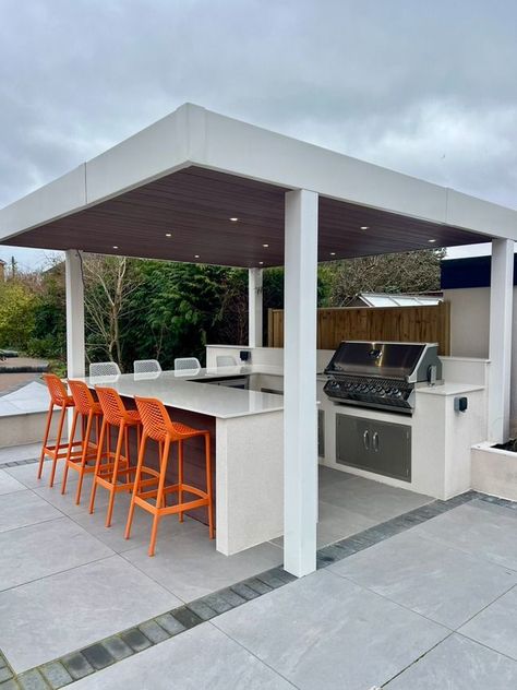 Transform Your Outdoor Space with a Stunning Backyard Design Featuring an Outdoor Kitchen Indoor Outdoor Kitchen Modern, Modern Pergola Outdoor Kitchen, Backyard Kitchen Ideas Modern, Gazebo Kitchen, L Shaped Outdoor Kitchen, Summer Kitchen Outdoor, Contemporary Outdoor Kitchen, Outdoor Kitchen Pergola, Outdoor Living Kitchen