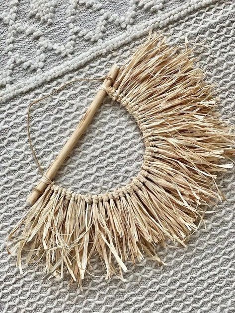 Fan Wall Decor, Raffia Crafts, Macrame Feather Wall Hanging, Boho Crafts Diy, Diy Boho Decor, Diy Decor Ideas, Garden Cafe, Deco Boheme, Macrame Patterns Tutorials