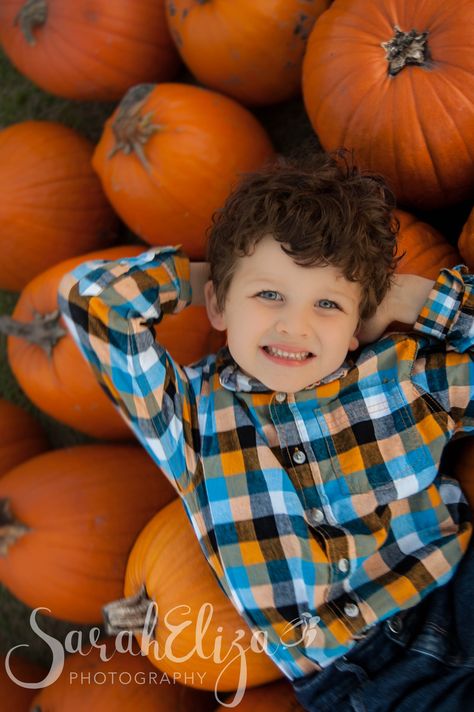 Pumpkin Kids Photoshoot, Pumpkin Patch Sibling Pictures, Pumkin Patch Pictures, Pumpkin Patch Photoshoot Family, Pumpkin Patch Family Photos, Holidays Photoshoot, Pumpkin Patch Photo Ideas, Pumpkin Patch Photo Shoot, Patch Photography