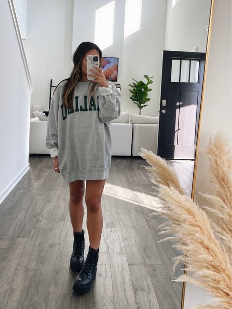 Simple Fall Outfit: Oversized Sweatshirt & Chunky Boots | ByMollyLove Sweatshirt Boots Outfit, Oversized Sweatshirt Dress Outfit, Black Chunky Boots Outfit Fall, Sweatshirt And Boots Outfit, Chunky Boots And Dress Outfit, Oversize Crewneck Outfit, Oversized Crew Neck Sweatshirt Outfit, Chelsea Boots Outfit Women Fall, Oversize Sweatshirt Outfit